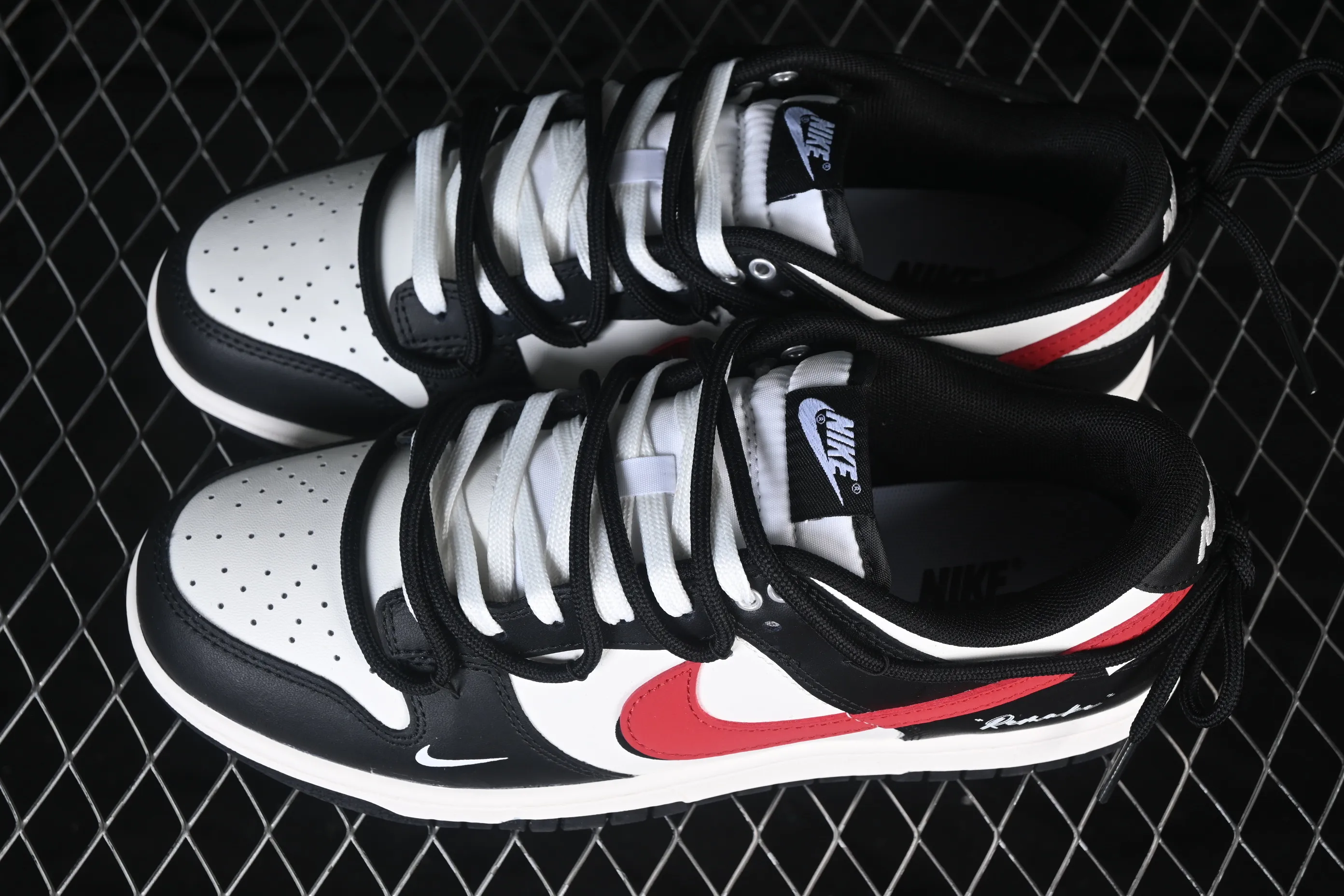 All categories Nk SB Dunk Series Nk SB Dunk Low High-end customized low-top sneakers Nike SB Dunk Low Black and white red hook straps Low-top casual sneakers BR0620-121